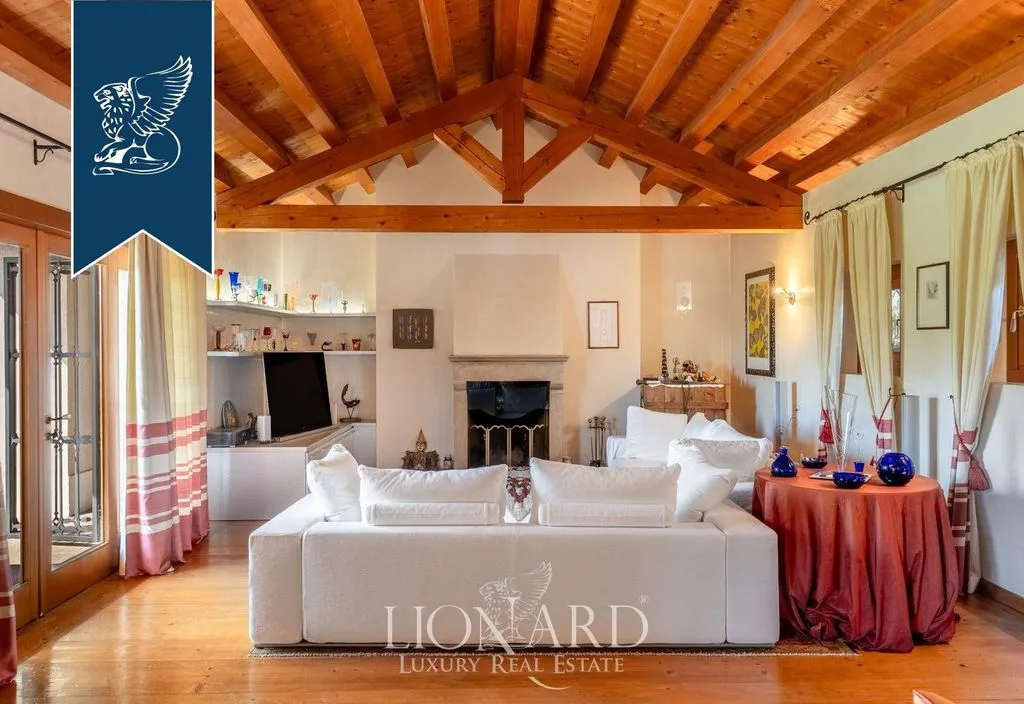 Living Room - Luxury Villa with Private Park in Conegliano