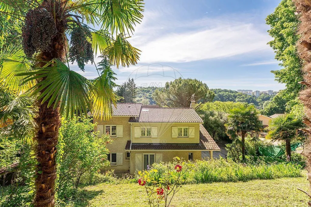 Aed - Six-Bedroom House with Garage in Menton