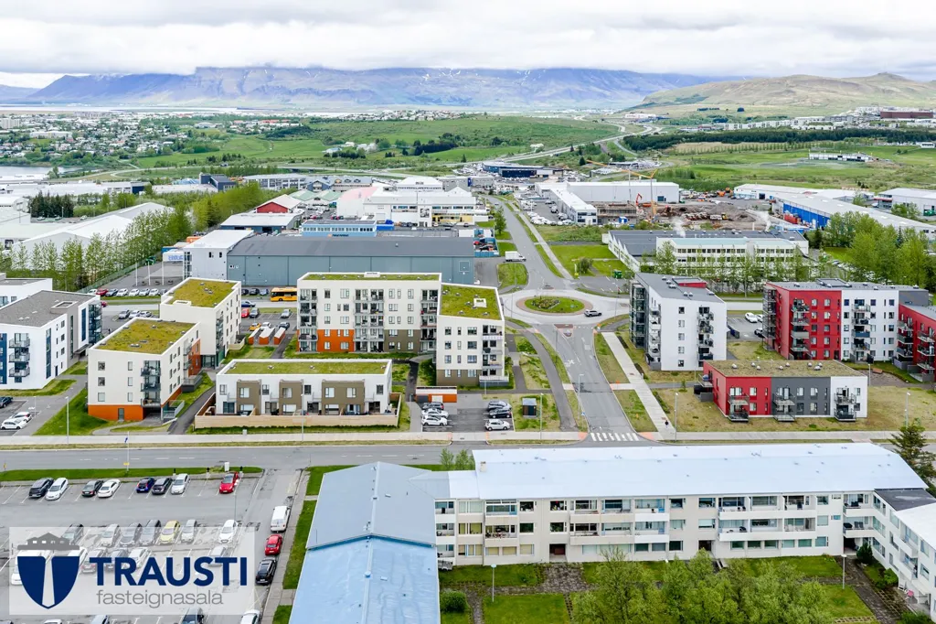Vue aérienne - Modern Apartment with Balcony in Árbær