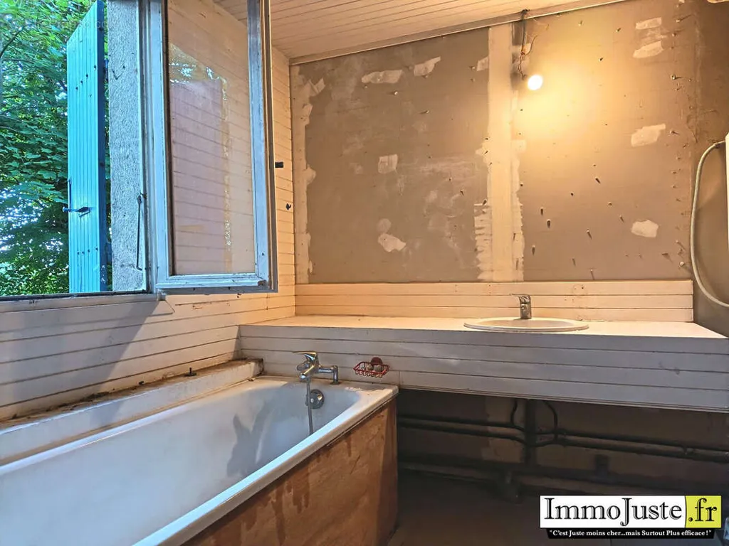 Salles de bain - Maison à Rénover avec Jardin à Beuvardes