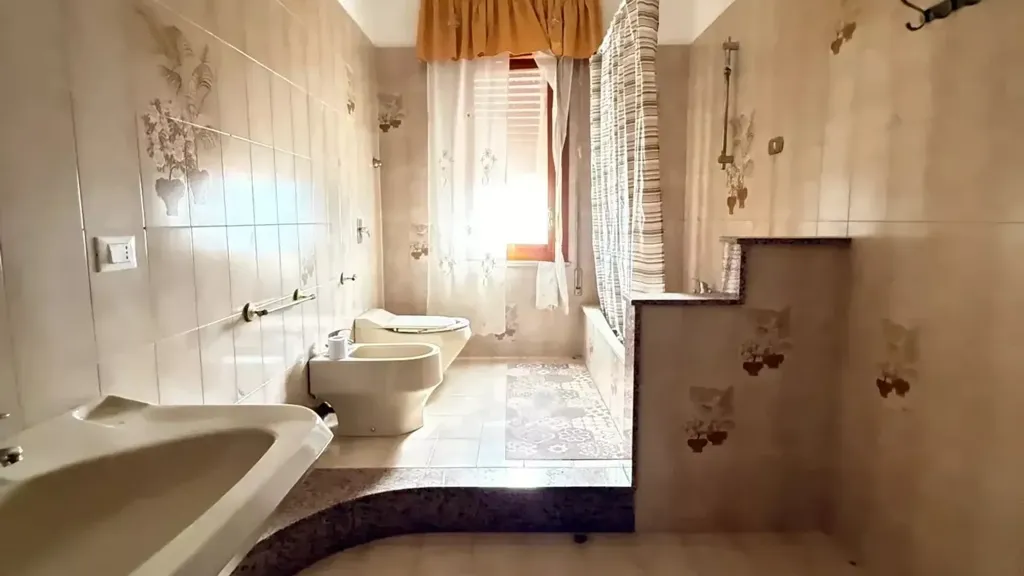 Bathrooms - Villa with Private Garden in Marsala