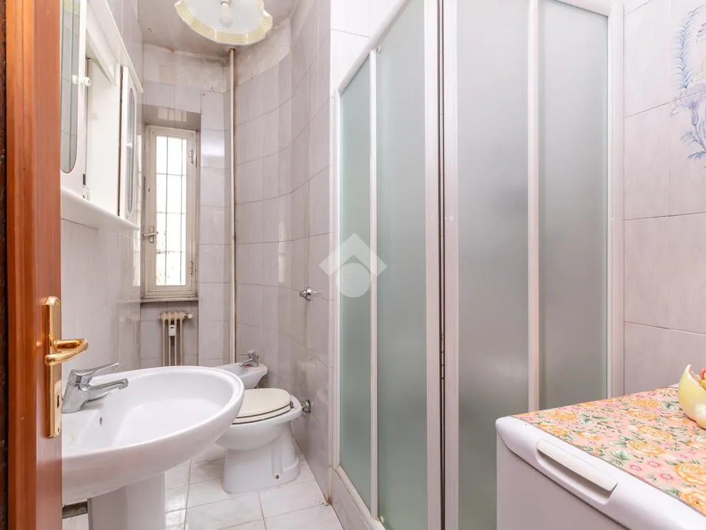 Salles de bain - 3-Room Flat with Double Aspect in Piazza Respighi