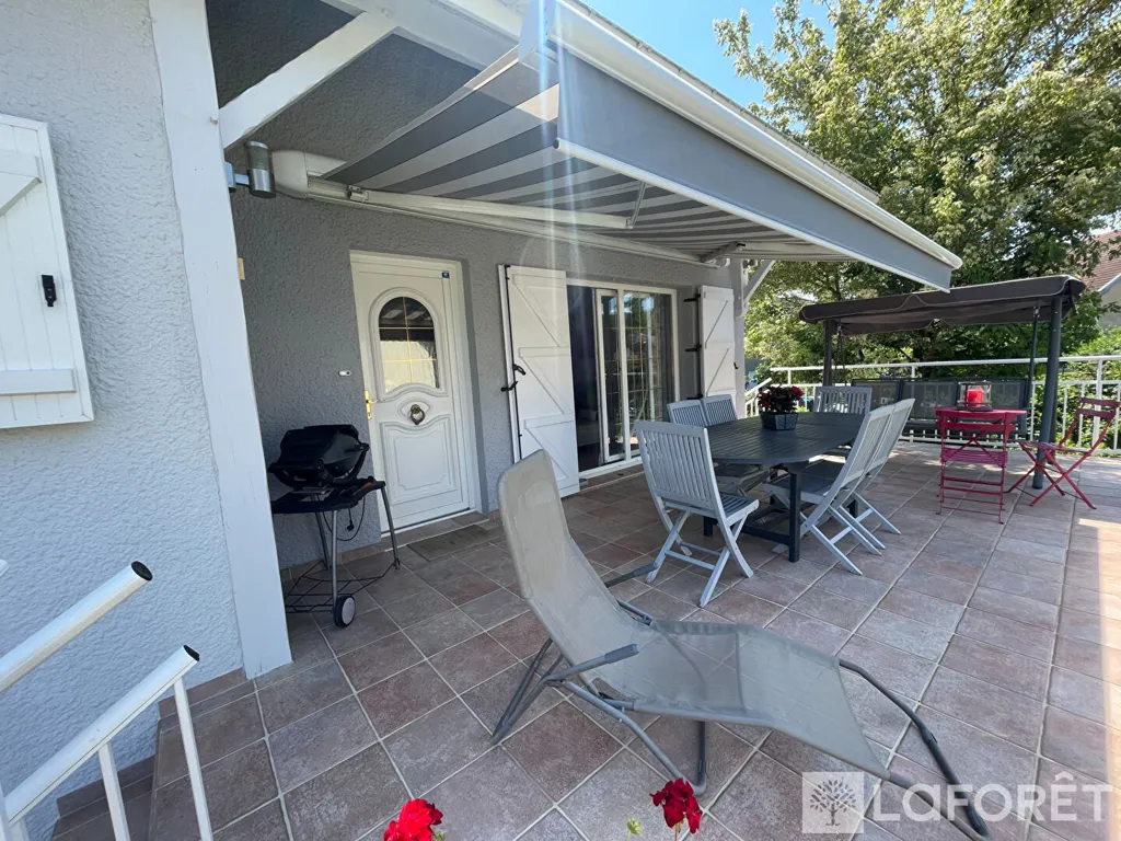 Terrace - Well-Maintained House with Garden in Mandeure