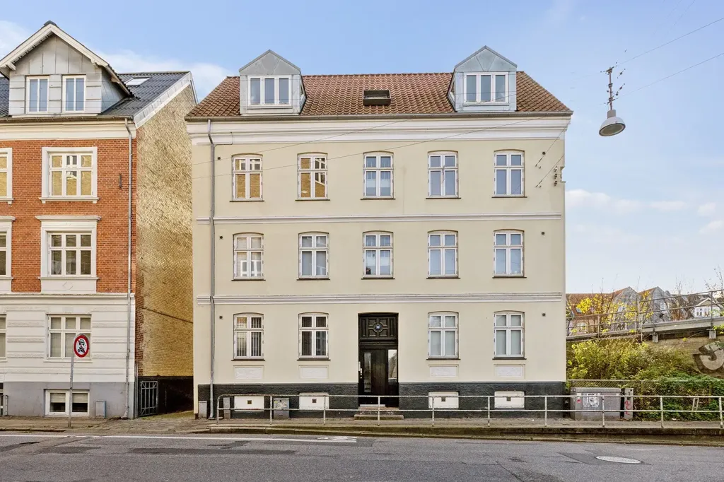 Exterior - 2-Bedroom Flat with Miele Kitchen in Central Location