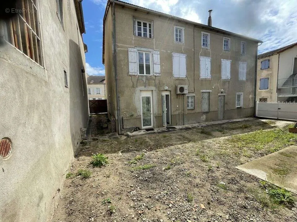 Extérieur - Ensemble Commercial et Habitation avec Grange à Randan