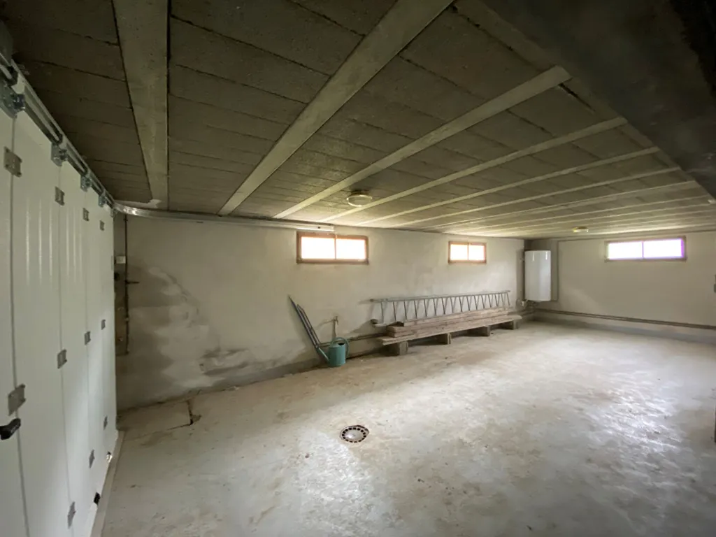 Garage - Pavillon avec Sous-sol et Jardin à Brou