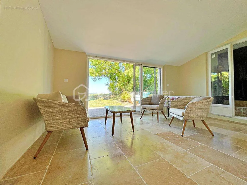 Terrass - Charming Equestrian Estate with Paddock in Florentin