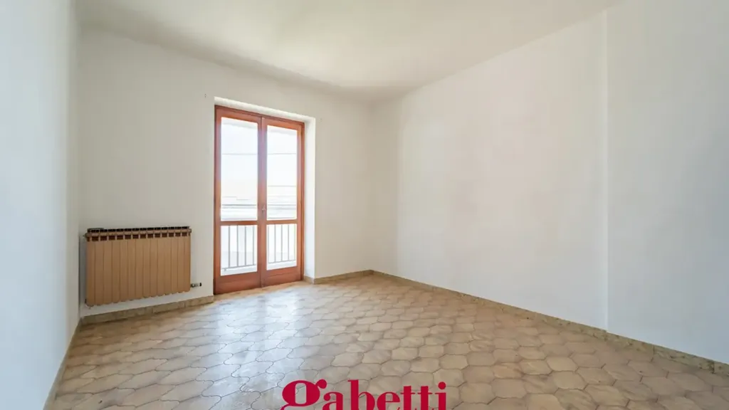 Toad - First-Floor Flat with Two Balconies in Cavallermaggiore