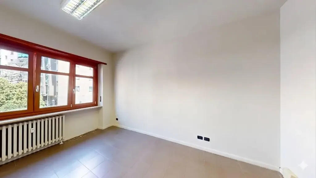 Pièces - Spacious Trilocale with Balcony in Turin