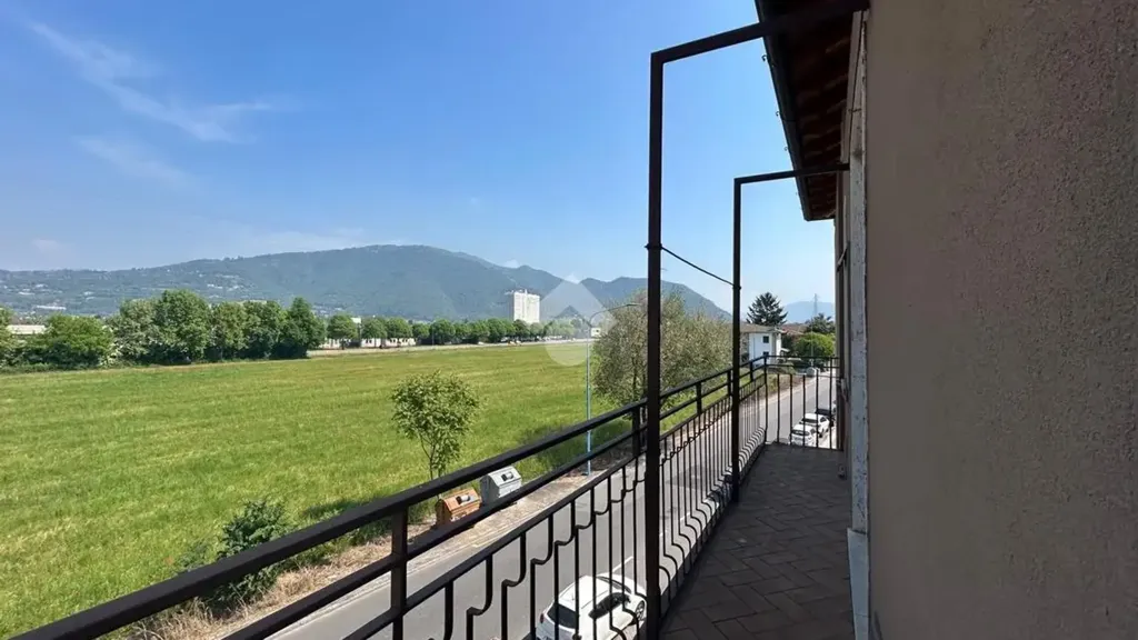 Rõdu - 3-Room Apartment with Balcony in Brescia