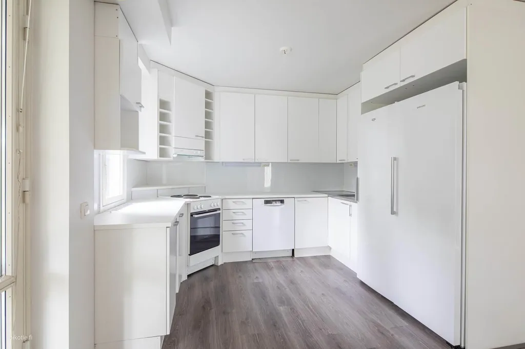 Kitchen - Five-Bedroom Apartment with Sauna in Vuosaari