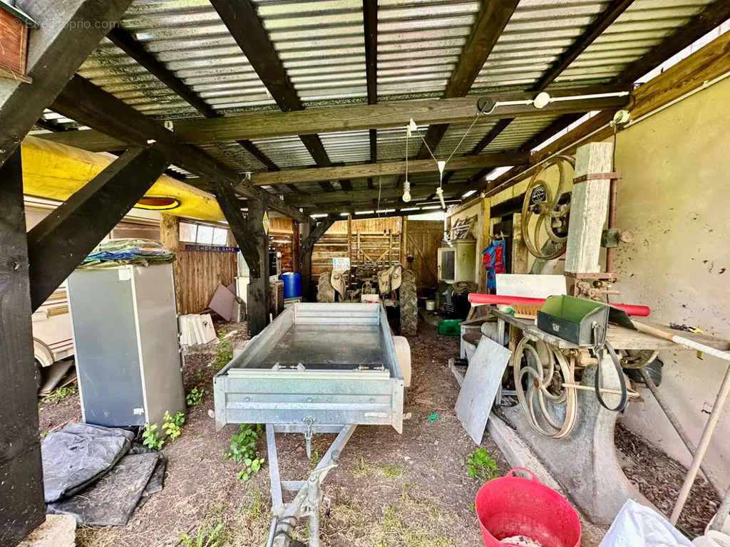 Garage - Ancien Restaurant à Usage d'Habitation avec Jardin à Genevreuille