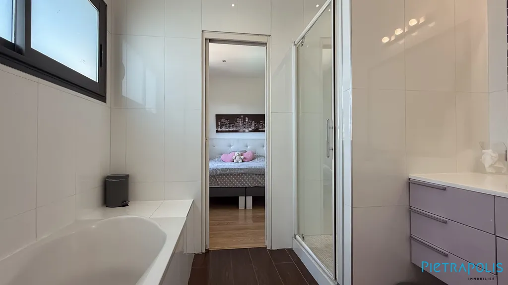 Salles de bain - Propriété Contemporaine avec Piscine à Écully