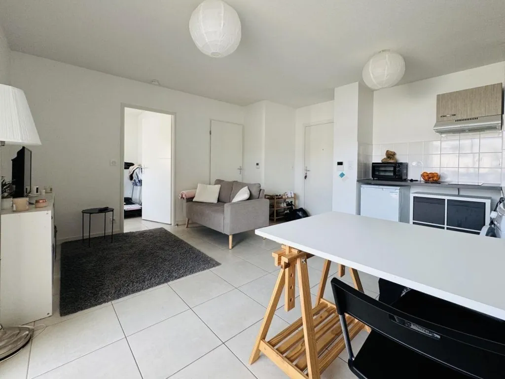 Salle à manger - Appartement Récemment Construit avec Terrasse à Lormont