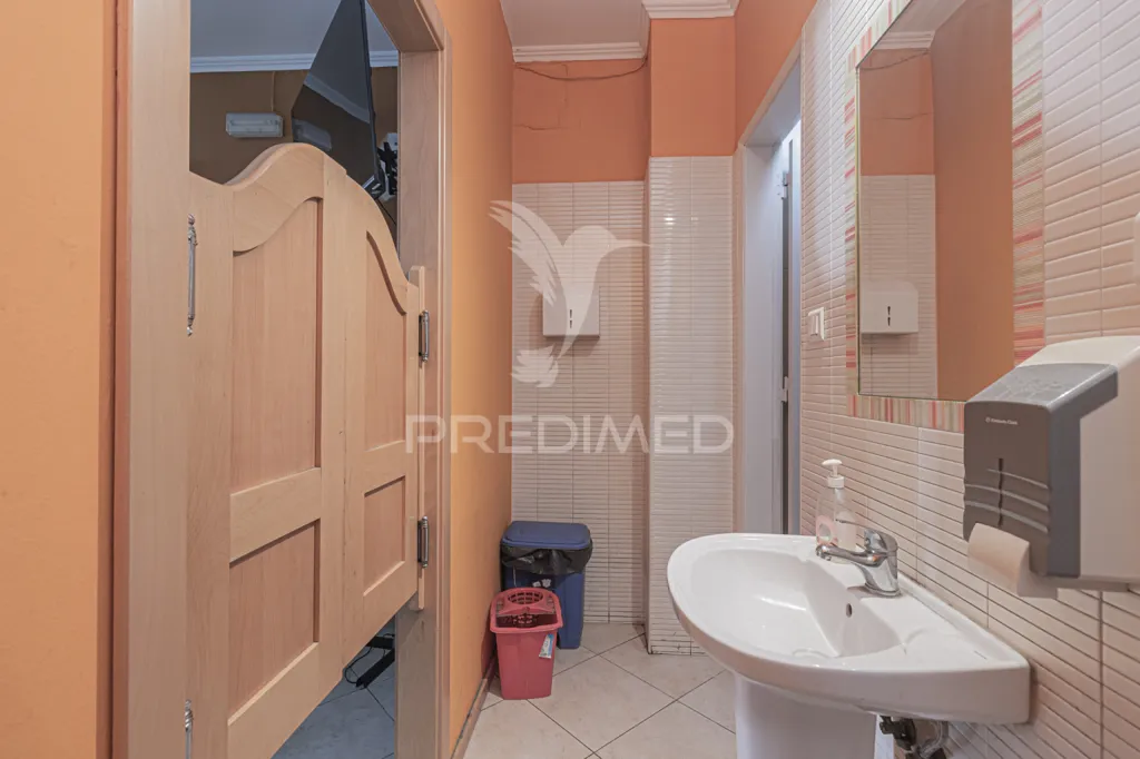 Salles de bain - Versatile Shop with Strategic Location in Laranjeiro
