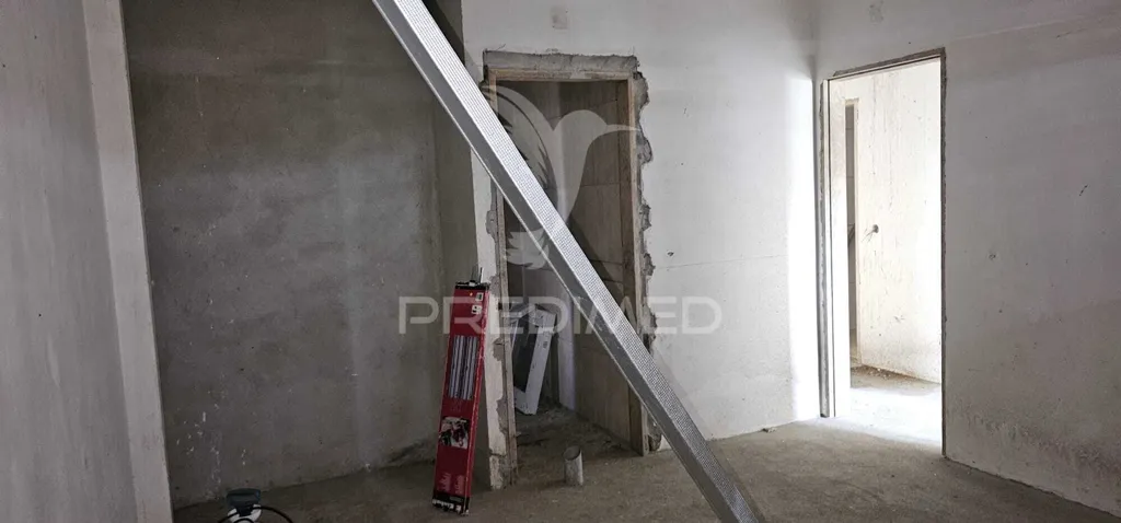 Pièces - Mixed Use Property with Pool in Remodelable House