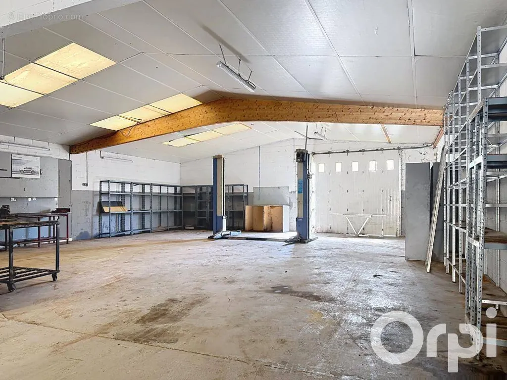 Garage - Immeuble Mixte avec Atelier et Appartement Loué à Saulx-les-Chartreux