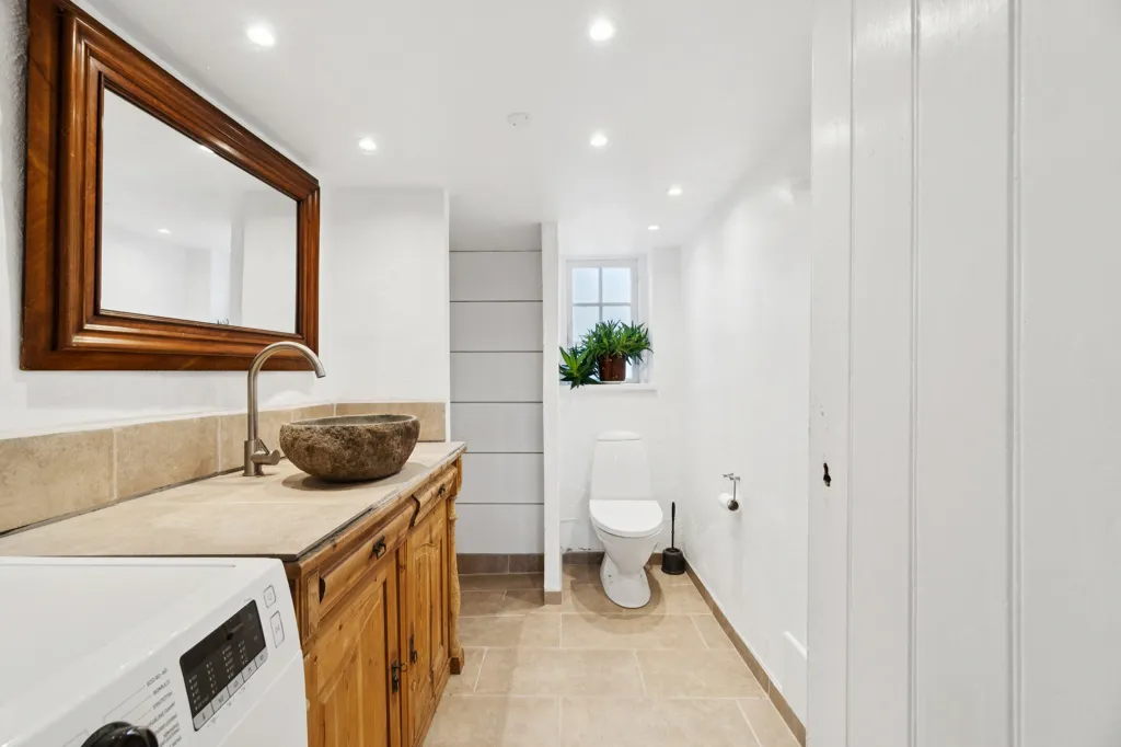 Salles de bain - Conservation-Grade Lighthouse Farmhouse on West Coast