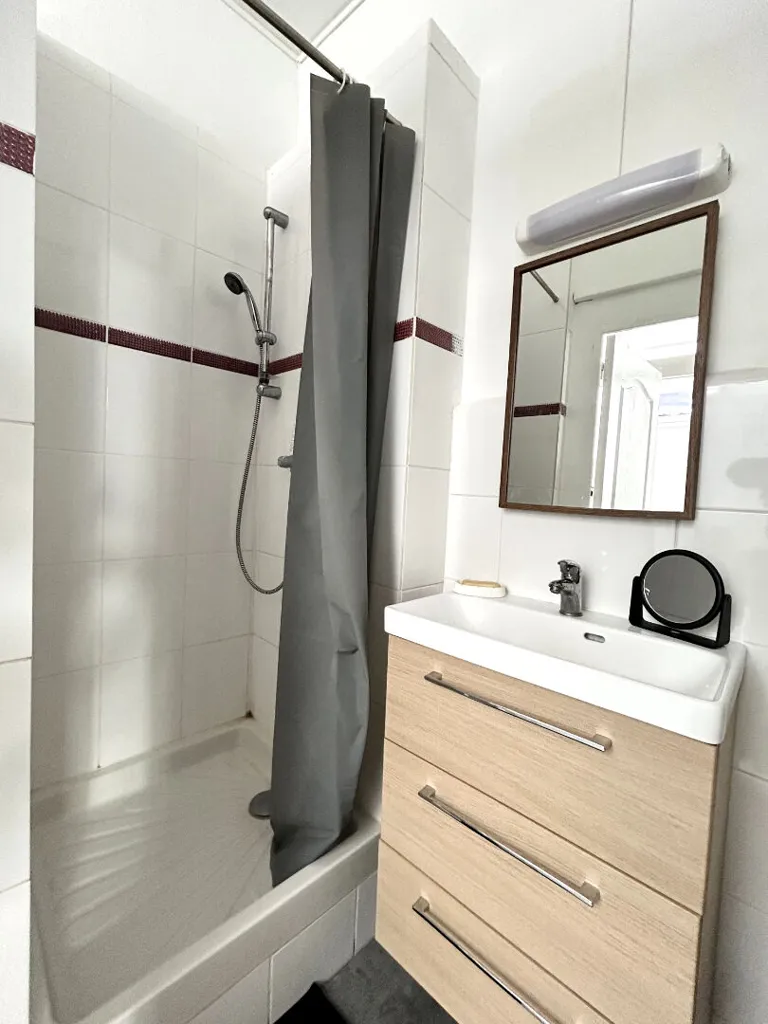 Salles de bain - Studio Calme avec Cuisine au Rez-de-Chaussée à Lille