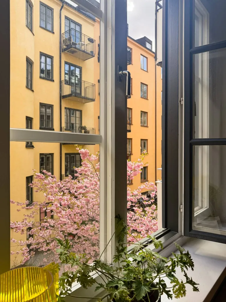 Rõdu - Charming Two-Bedroom with South-Facing Balcony in Söder
