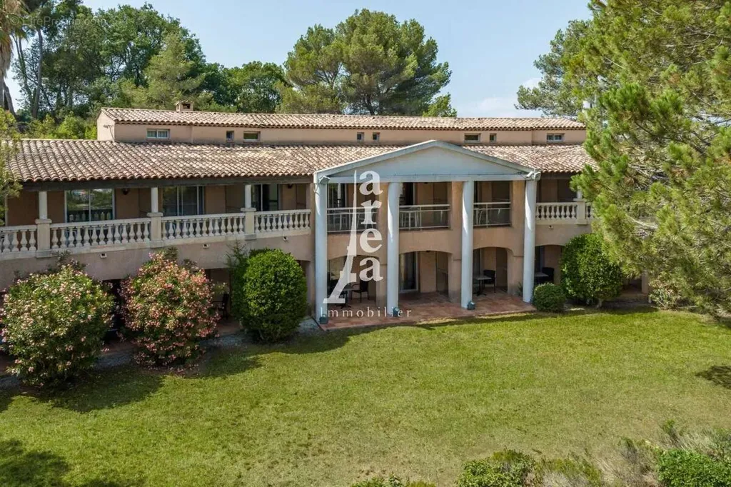 Vue aérienne - Hôtel avec Piscine et Extension Possible à Mougins