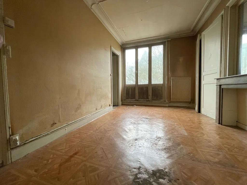 Toad - T2 to Renovate with Fireplace in Lille Centre