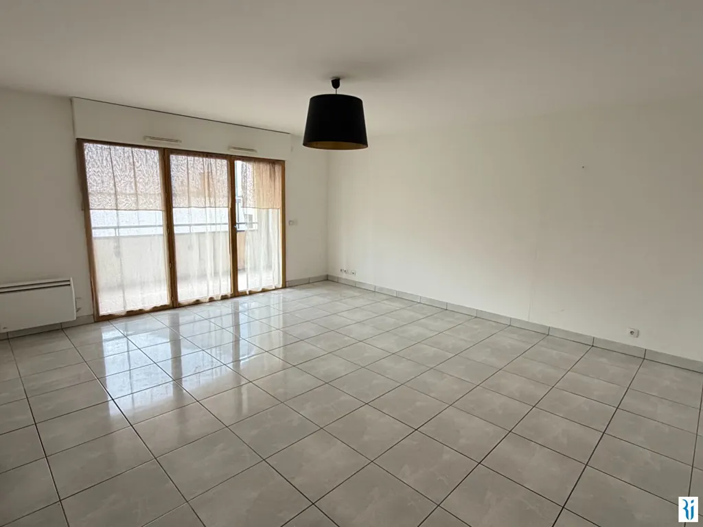 Rooms - Flat with Balcony in Le Mesnil Esnard