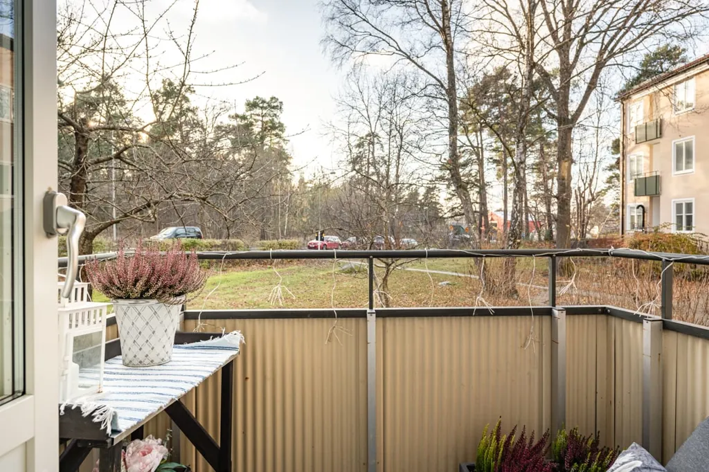 Rõdu - Efficient 1960s Flat with South-West Balcony in Solberga