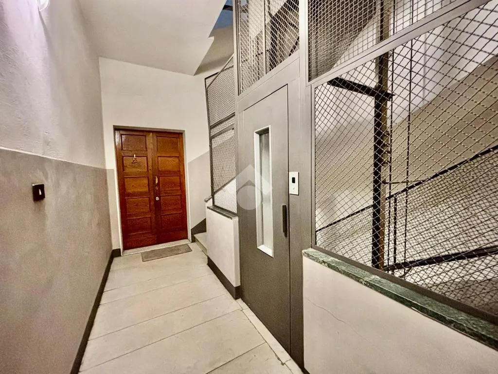 Esik - Spacious Apartment with Balcony in Florence