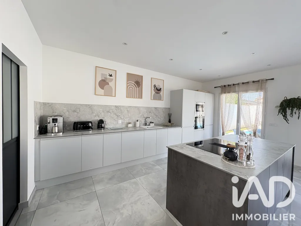 Cucina - Architectural House with Pool in Carbon-Blanc