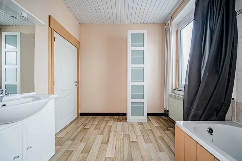 Bagni - House with Waterfront Quay in Engis