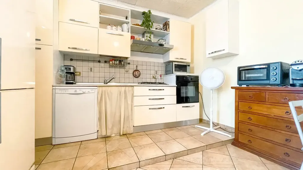 Kitchen - Semi-detached House with Garden in Momo