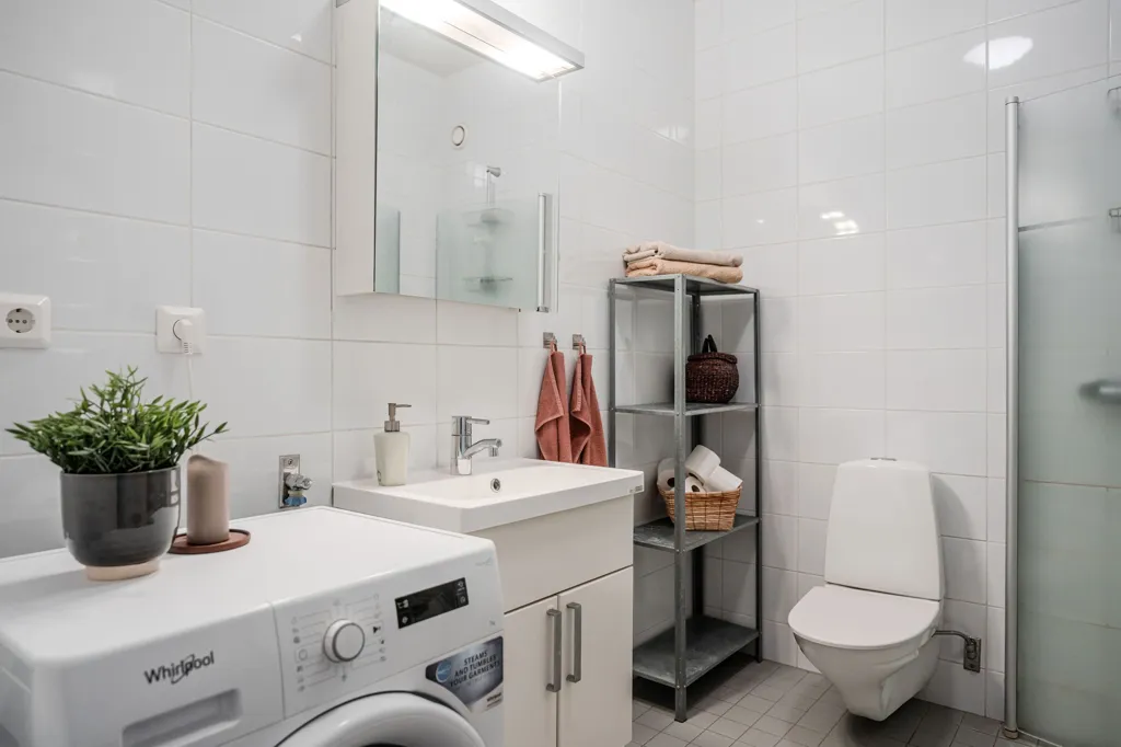 Salles de bain - Modern Flat with French Balcony in Central Uppsala
