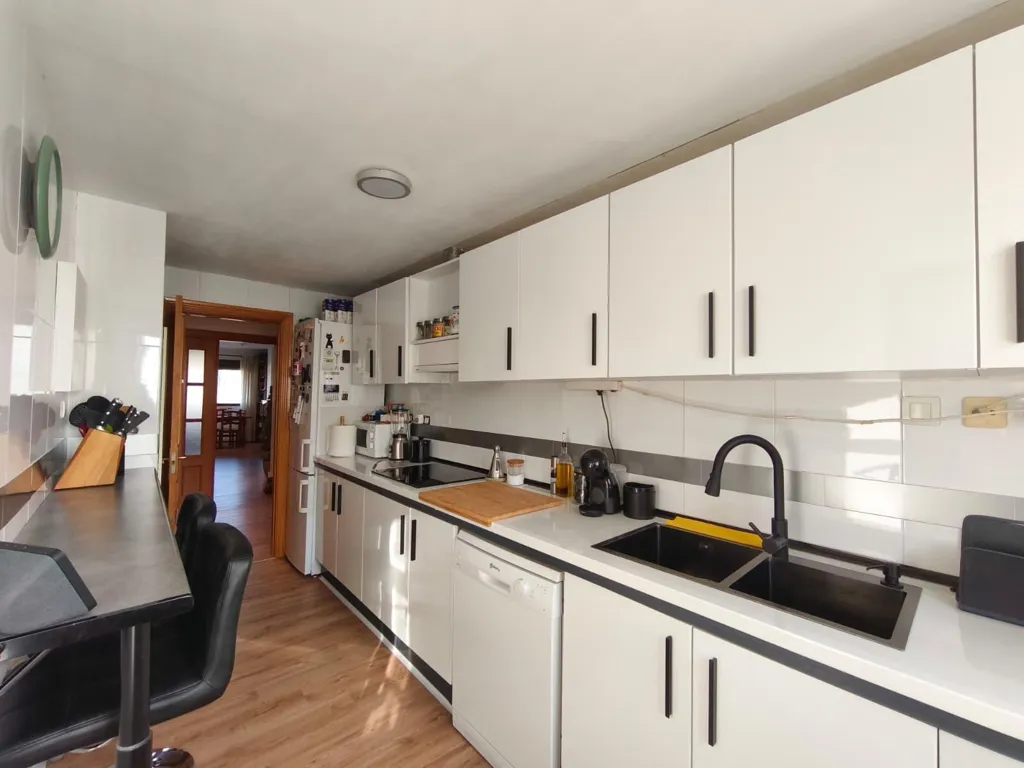 Cuisine - Spacious Apartment with Balcony in Castelló