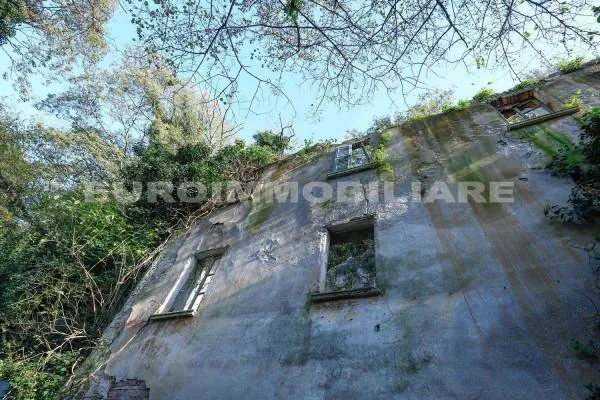 Rustic Property with Panoramic Views in Brescia