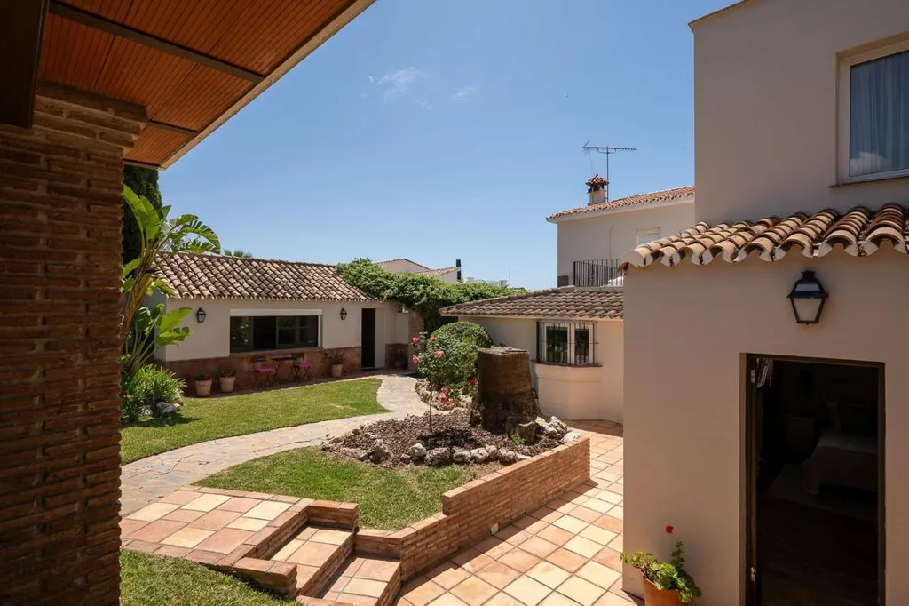 Jardin - Detached Villa with Private Pool in Río Real, Marbella