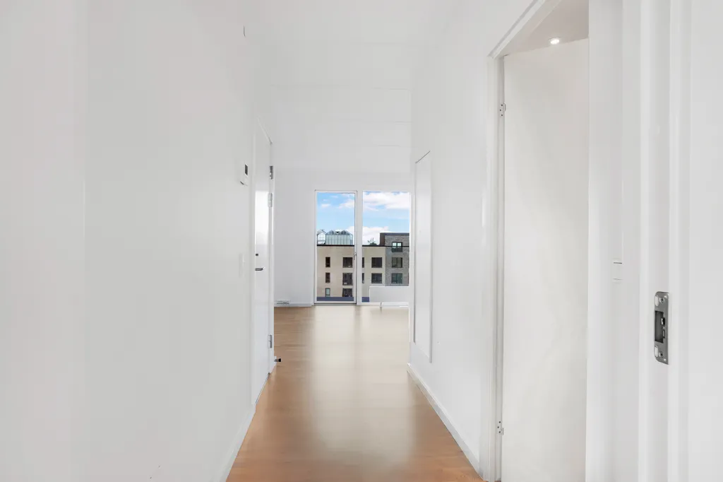 Entrée - 2-Bedroom Apartment with South-Facing Balcony