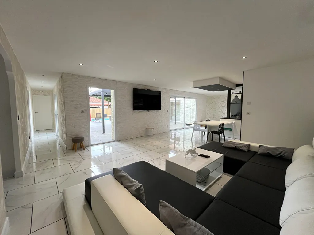 Séjour - Maison Moderne avec Piscine à Arpajon-sur-Cère