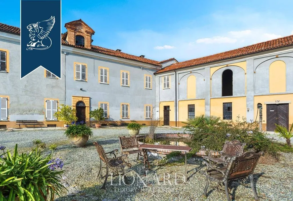 Jardin - 17th-Century Castle with Pool in Monferrato