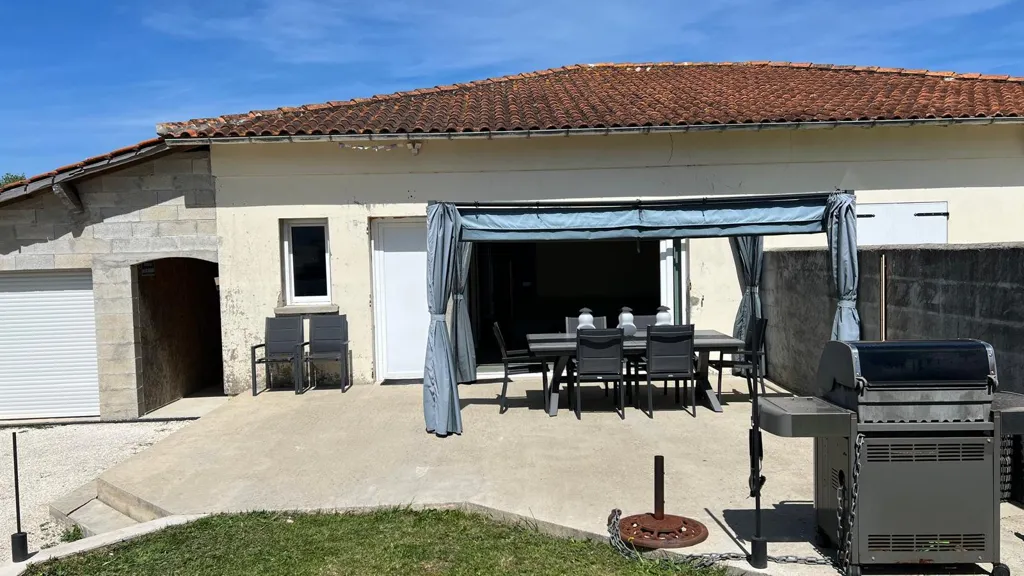 Terrasse - Maison Rénovée avec Piscine près des Plages