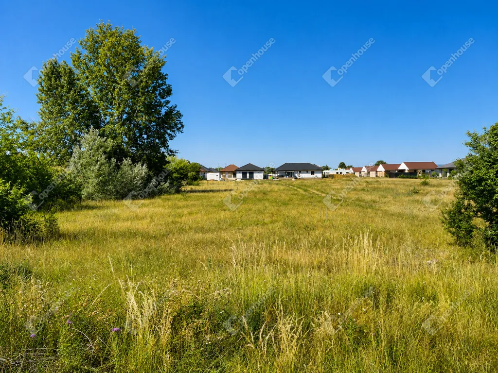Aed - Development Plot with 20m Frontage in Székesfehérvár
