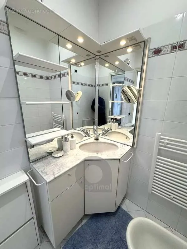 Salles de bain - Appartement en Bord de Mer avec Balcon à Menton