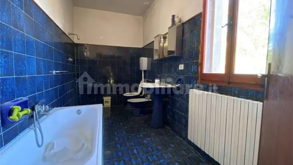 Salles de bain - Rustic Farmhouse with Workshop in Cavezzo