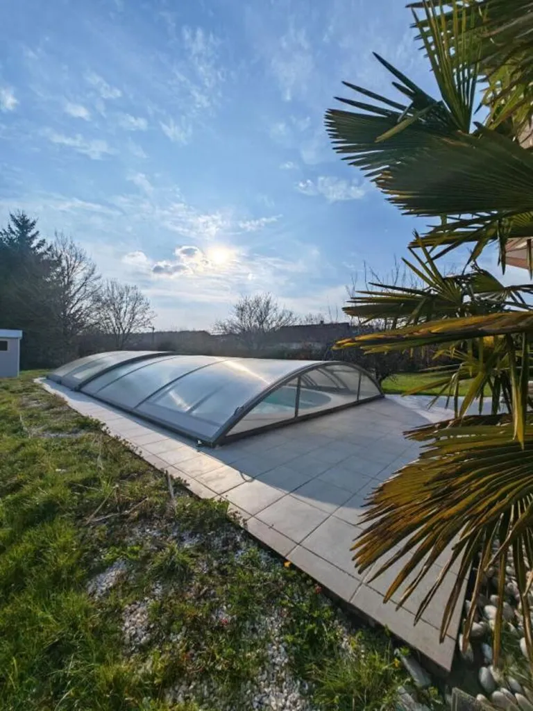 Piscina - Contemporary House with Pool near Orgelet
