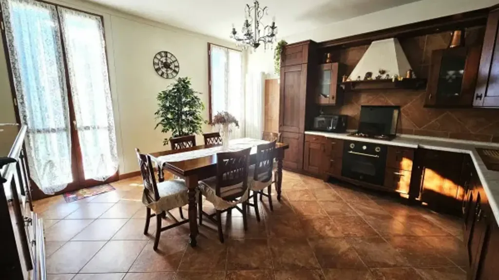 Söögituba - Rustic-Style Flat with Balcony in Guastalla
