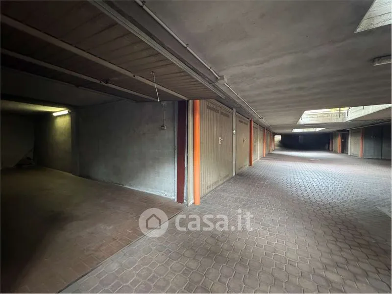 Garaaž - 4-Room Apartment with Balcony in Novara