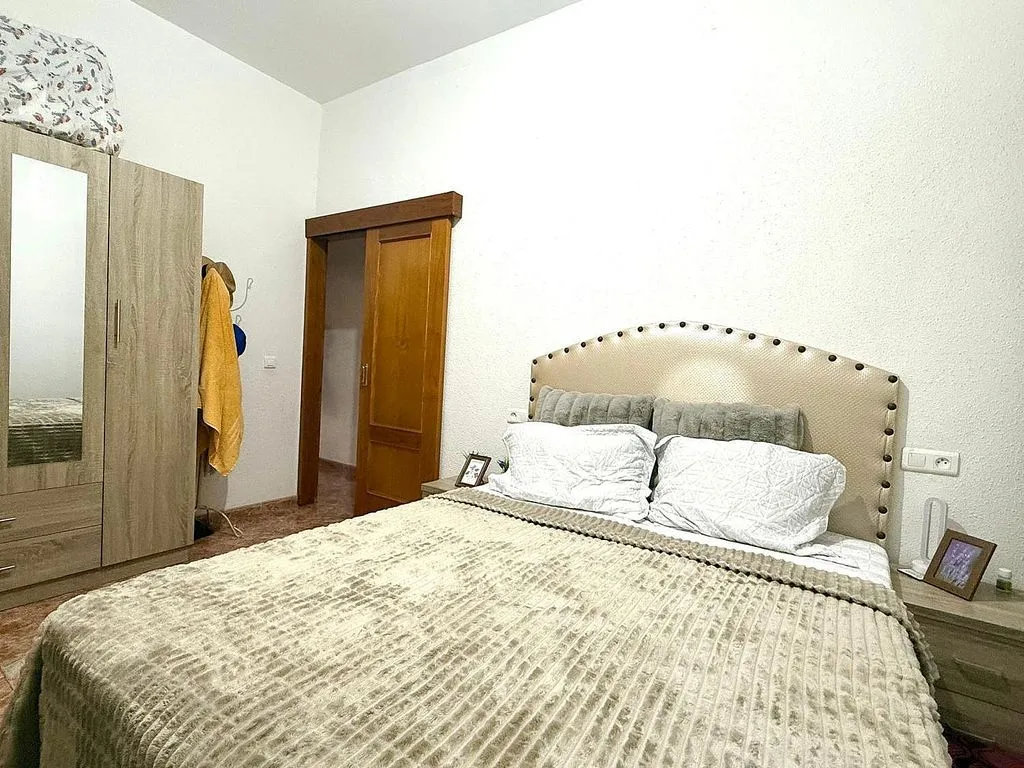 Chambres - 2-Bedroom Apartment with Potential in Luchana
