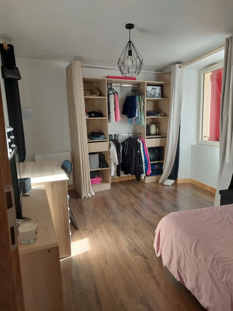 Chambres - Maison Atypique avec Cour au Centre de Yenne