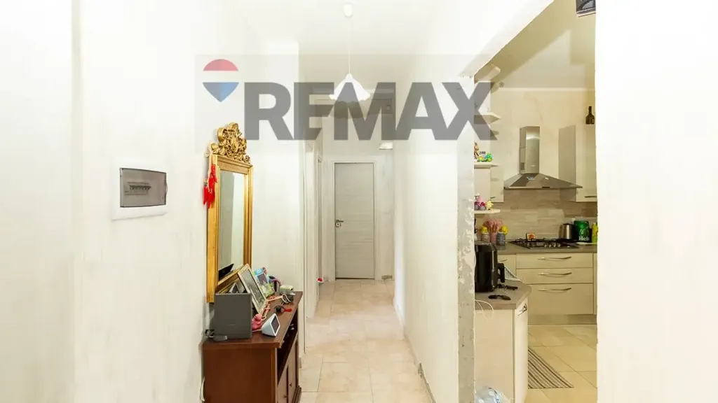 Esik - 4-Room Apartment with Balcony in Catania