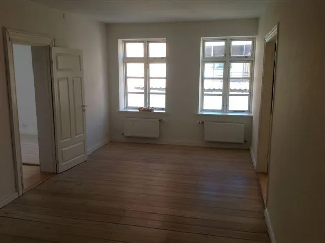 Pièces - Charming 3-Bed Flat with Garden Access in Aabenraa